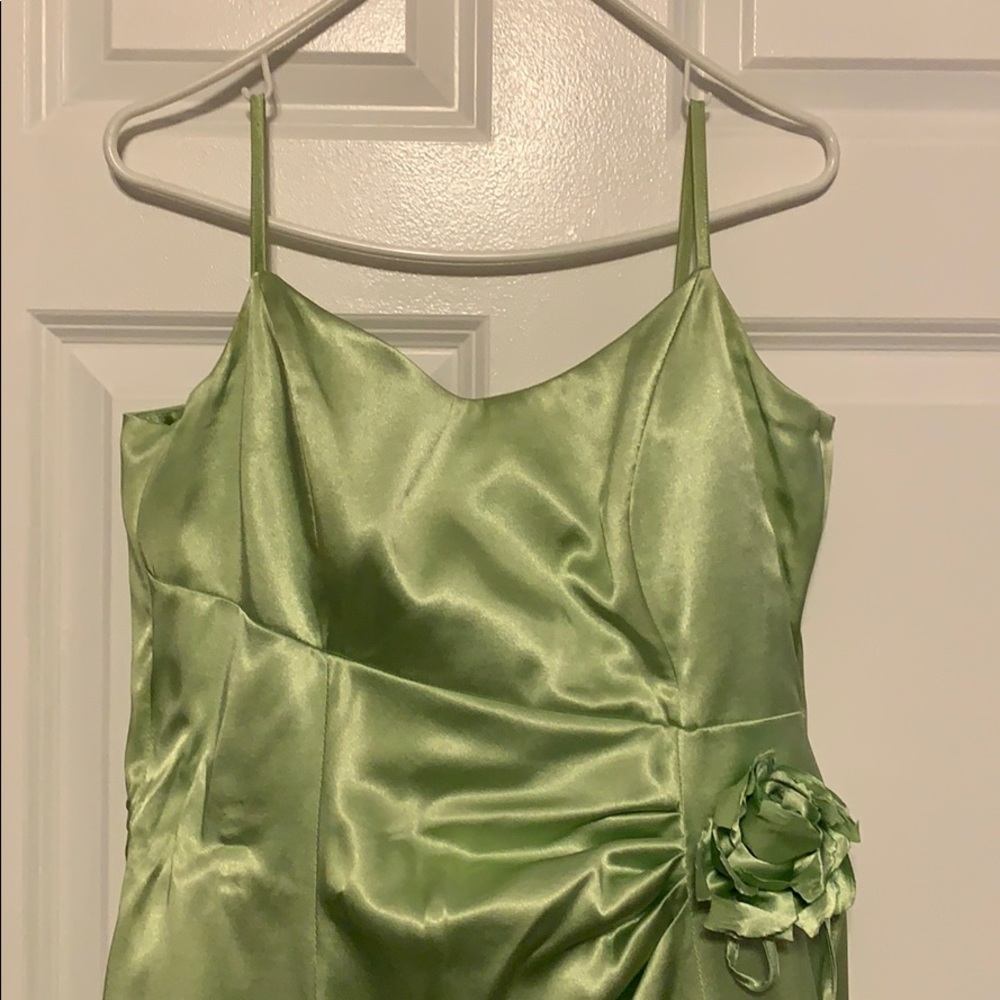 Green bridesmaid/prom dress with flower detail